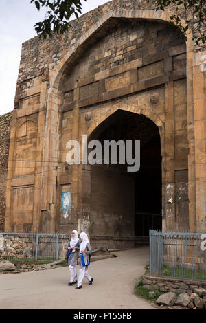 N2960India, Jammu & Kaschmir, Srinagar, muslimische Schülerinnen, zu Fuß durch Kathi Darwaza Tor in der alten Stadtmauer Stockfoto