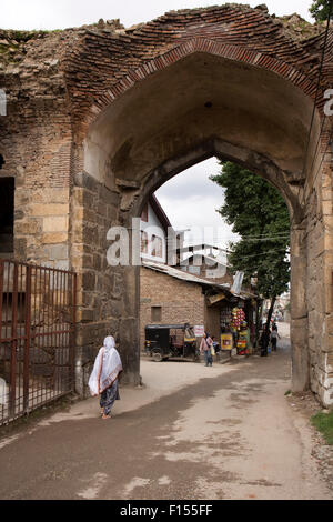 Indien, Jammu & Kaschmir, Srinagar, gewölbt Reste der Moghul-Tor in der alten Stadtmauer Stockfoto