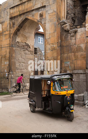 Indien, Jammu & Kaschmir, Srinagar, Autorikscha parkten auf Reste der Mughal gewölbte Tor in der alten Stadtmauer Stockfoto