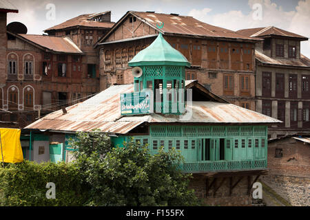 Indien, Jammu & Kaschmir, Srinagar, Altstadt, kleine Grün lackierten Flussufer Moschee neben Fluss Jhelum Stockfoto