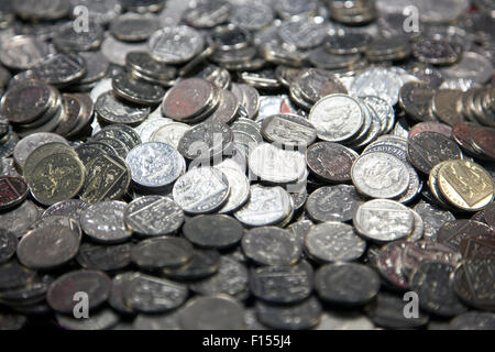 Große Haufen von 10 Pence Münzen Stockfoto