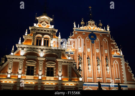 Das Schwarzhäupterhaus (Melngalvju) in der Nacht in Riga, Lettland Stockfoto