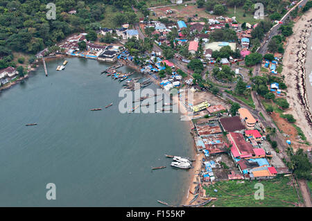 Luftaufnahme von Freetown, Sierra Leone an einem regnerischen Tag. Stockfoto