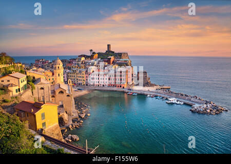 Vernazza. Bild von Vernazza (Cinque Terre, Italien), während des Sonnenuntergangs. Stockfoto