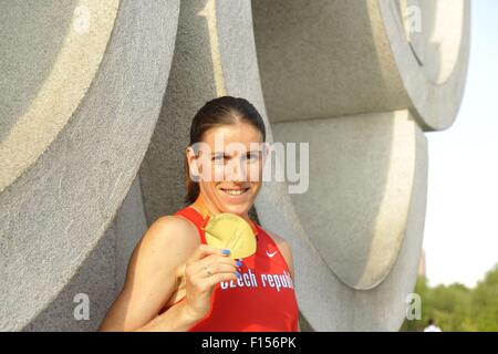 Peking, China. 27. August 2015. Frauen 400m Hürden Goldmedaillengewinner Zuzana Hejnova der Tschechischen Republik mit ihrer Medaille von der Leichtathletik-Weltmeisterschaft in Peking, China, 26. August 2015 darstellt. © Tibor Alfoldi/CTK Foto/Alamy Live-Nachrichten Stockfoto