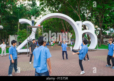 Vietnam da cau Spiel, in der 23. September Park im Zentrum von Ho Chi Minh City eine Gruppe von Teenagern das Spiel spielen, bekannt als 'da Cau', Saigon Stockfoto