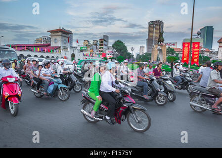 Vietnam-Verkehr Saigon, beschleunigt Berufsverkehr entlang der großen Kreisverkehr in der Nähe von Ben Thanh Market in Ho-Chi-Minh-Stadt, Vietnam. Stockfoto