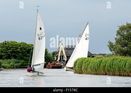 Traditionelle Boote Segeln auf den Norfolk Broads. Stockfoto