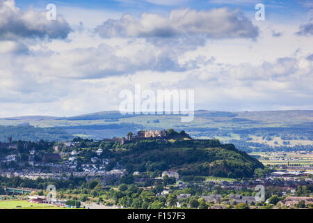 Stirling Castle thront auf einem Hügel hoch über Stirling, wie in der Nähe von the Wallace Monument, Stirling, Perthshire, Schottland Stockfoto