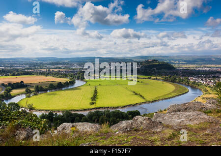 Die Mäander des Flusses Forth in Stirling, Stirling Castle thront auf dem Hügel, Perthshire, Schottland Stockfoto