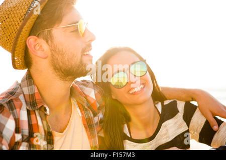 Junges Paar auf den Strand und Spaß Stockfoto