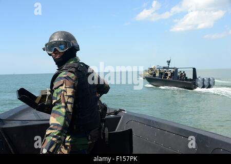 Eine Königliche malaysische spezielle Operation Commando mans eine Maschinengewehr während Boot Taktik training mit US Navy SEALs mit den Küsten Riverine Staffel 4 im Warenkorb Malaysia Übungen 17. August 2015 in Sandakan, Malaysia. Stockfoto