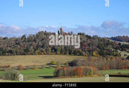 Herbst-Landschaft im ländlichen England mit dem goldenen Ball-Denkmal am West Wycombe, Böcke Stockfoto