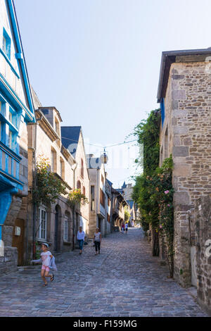 Die steile Straße Rue du Jezerel Dinan, Nordwesten Frankreich Juli 2015 PHILLIP ROBERTS Stockfoto