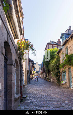 Die steile Straße Rue du Jezerel Dinan, Nordwesten Frankreich Juli 2015 PHILLIP ROBERTS Stockfoto