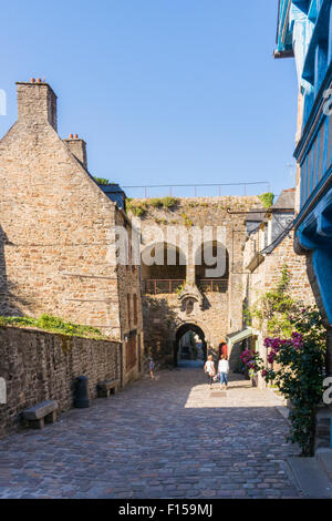 Die steile Straße Rue du Jezerel Dinan, Nordwesten Frankreich Juli 2015 PHILLIP ROBERTS Stockfoto