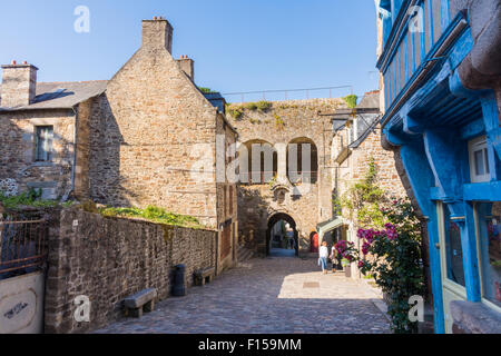 Die steile Straße Rue du Jezerel Dinan, Nordwesten Frankreich Juli 2015 PHILLIP ROBERTS Stockfoto