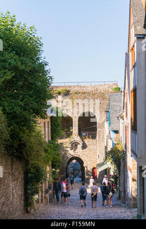 Die steile Straße Rue du Jezerel Dinan, Nordwesten Frankreich Juli 2015 PHILLIP ROBERTS Stockfoto