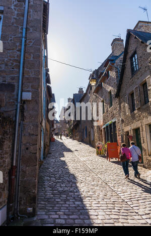 Die steile Straße Rue du Jezerel Dinan, Nordwesten Frankreich Juli 2015 PHILLIP ROBERTS Stockfoto