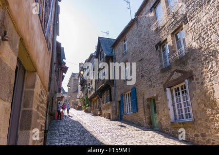 Die steile Straße Rue du Jezerel Dinan, Nordwesten Frankreich Juli 2015 PHILLIP ROBERTS Stockfoto