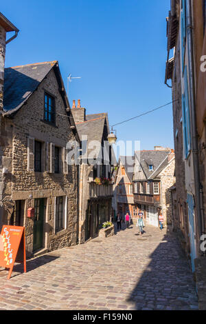 Die steile Straße Rue du Jezerel Dinan, Nordwesten Frankreich Juli 2015 PHILLIP ROBERTS Stockfoto