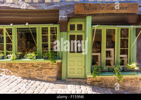 Die steile Straße Rue du Jezerel Dinan, Nordwesten Frankreich Juli 2015 PHILLIP ROBERTS Stockfoto