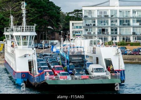 Sandbänke Kette Fähre voller Fahrzeuge, Poole Dorset UK Stockfoto