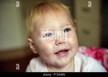 Das Porträt eines elf Monate alten Babys zeigen ihre neuen Frontzähne. Stockfoto