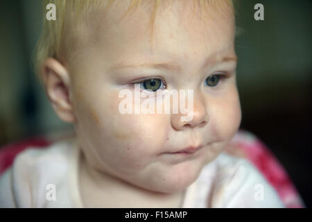 Ein Portrait eines elf Monate alten Babys Zahnen. Stockfoto