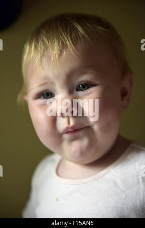 Das Porträt eines Kinderkrankheiten elf Monate alten Babys suchen unbequem mit den Beschwerden der Zahn weh. Stockfoto