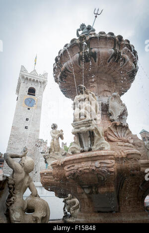 Trento, Italien, Neptunbrunnen und Torre Civica auf dem Domplatz Stockfoto