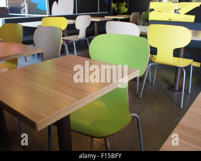 Leere Tische und Stühle in Cafés ohne Besucher, mit flachen Schärfentiefe fotografiert Stockfoto