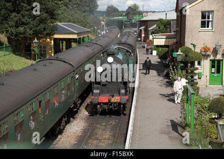 Die Brunnenkresse-Linie am Ropley Bahnhof Hampshire England UK The Cheltenham Dampflok Annäherung an die Plattform Stockfoto