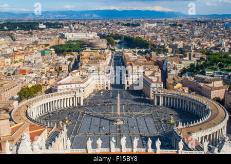 Gesamtansicht der Piazza San Pietro im Vatikan Stockfoto