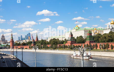 Moskau Stadt - Blick auf Kreml und Sofiyskaya Böschungen der Moskwa am sonnigen Sommertag Stockfoto