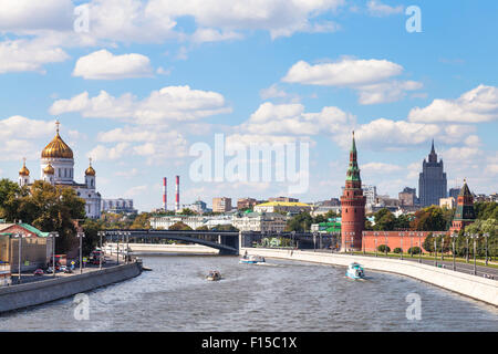 Skyline von Moskau - Bolschoi Stein Brücke am Fluss Moskwa, Böschungen, Kreml Türme, Kathedrale von Christus dem Erlöser in Moskau, Stockfoto