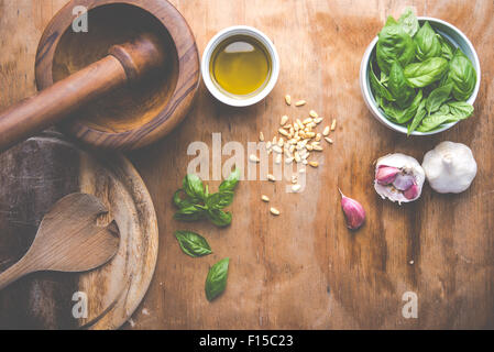 Machen Nudeln mit Pesto mit dem ursprünglichen Rezept von Genua. Hölzernen Hintergrund und Zubehör vermitteln das Gefühl von Italien. Stockfoto