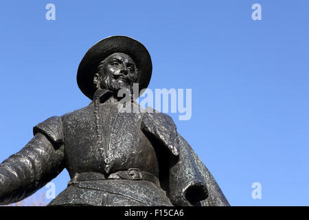 Statue von Sir Walter Raleigh in Greenwich, London, England. Raleigh (1554-1618) war ein Gentleman, Explorer, Dichter und Höfling. Stockfoto