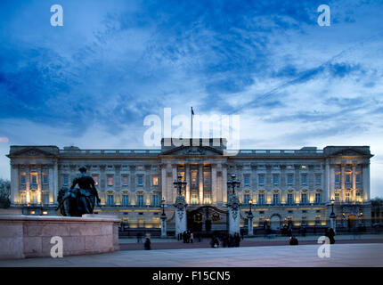 Buckingham Palast bei Nacht Stockfoto