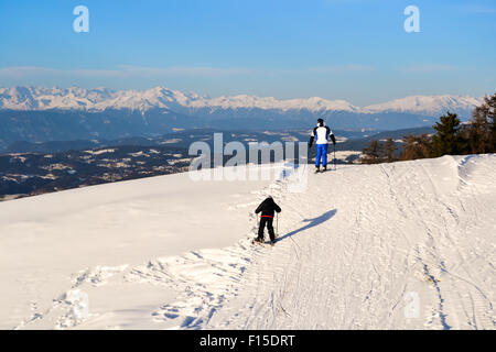 St. Ulrich, Italien - ca. Dezember 2012: Vater und Sohn auf den verschneiten Pisten der Alpen Skifahren. Stockfoto