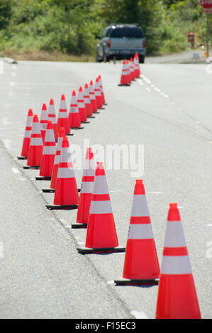 Leitkegel auf eine Fahrbahn. Stockfoto