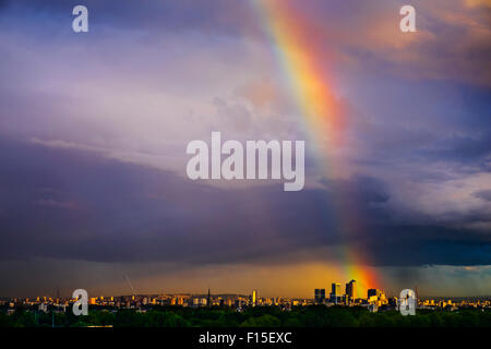 Töpfe mit Gold? Ein Regenbogen fällt vor Canary Wharf, London Stockfoto