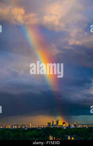 Töpfe mit Gold? Ein Regenbogen fällt vor Canary Wharf, London Stockfoto