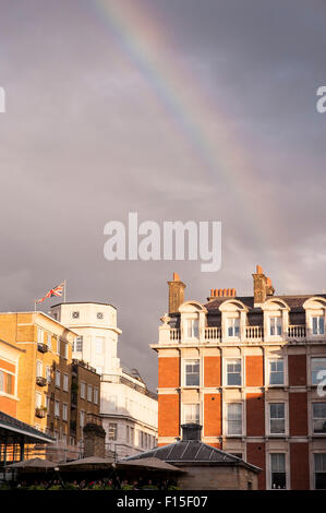 London, UK.  27. August 2015.  Nach einer schweren frühen Abend Dusche die Sonne kam heraus und produziert einen Regenbogen über dem historischen Markt-Gebäude in Covent Garden.   Bildnachweis: Stephen Chung / Alamy Live News Stockfoto