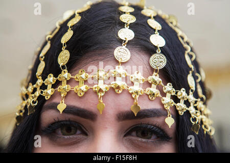 Traditionelle gold Kopf Kleid Katar. Arabische Frau tragen Goldschmuck. Gold-Nahost-Frau. Gold Kopfschmuck. Stockfoto