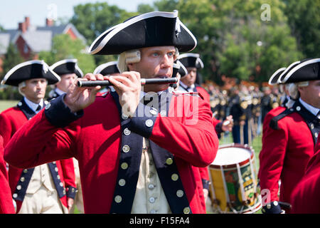 US-Armeesoldaten aus der 3. Infanterie-Regiment der alten Garde und die Fife und Drum Corps durchzuführen, während eine während einer Pass und Überprüfung in Joint Base Myer-Henderson Hall 14. August 2015 in Arlington, Virginia. Stockfoto
