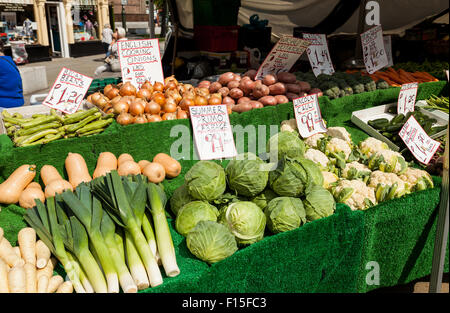 Gemüse-Stall auf Lauch-Bauernmarkt. mit Preis Karten anzeigen Kohl Lauch Blumenkohl, squash, Staffordshire England UK. Stockfoto