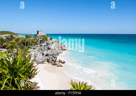 Schöner Strand mit türkisfarbenem Wasser in Tulum Mexiko, Ruinen Maya auf der Klippe. Stockfoto