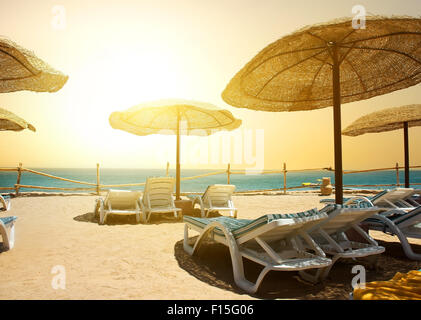 Sandstrand in der Nähe von Rotes Meer bei Sonnenuntergang Stockfoto