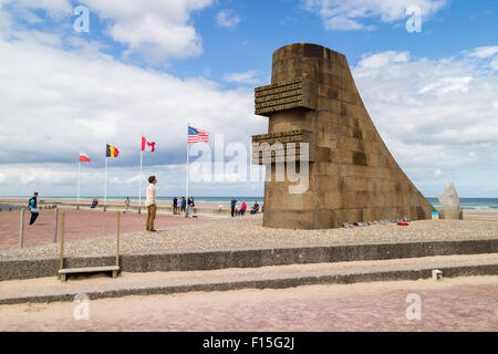 Ein junger Mann schaut das Denkmal für die Alliierten Streitkräfte, die am Omaha Beach in der Normandie 1944 landeten Stockfoto